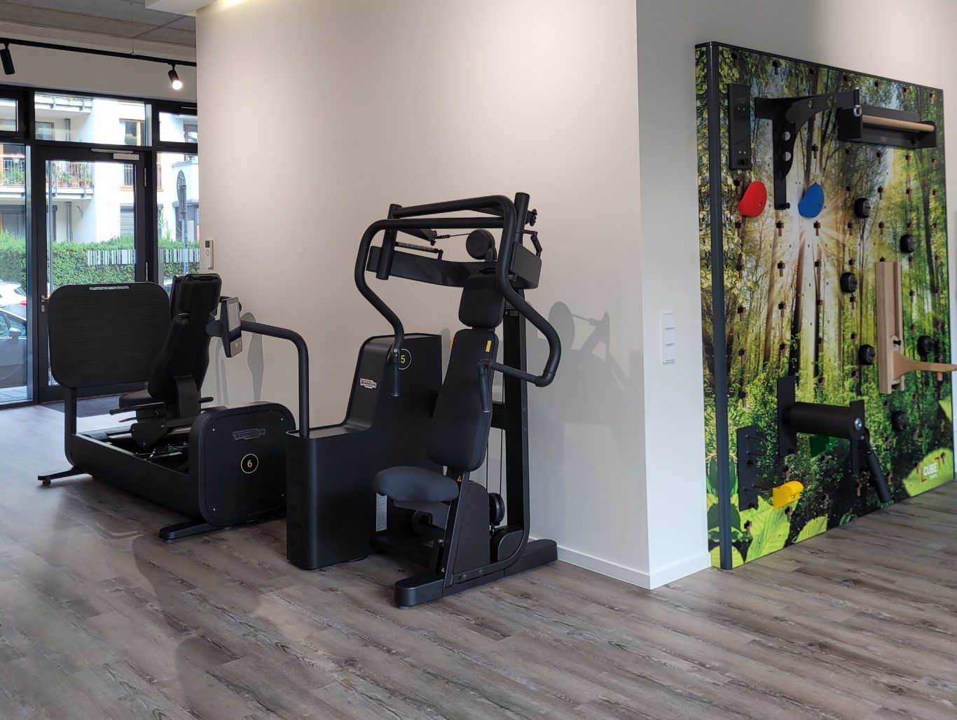 Krafttraining-Gerät ein einem modernen Fitnessraum mit einer Cube-Wand