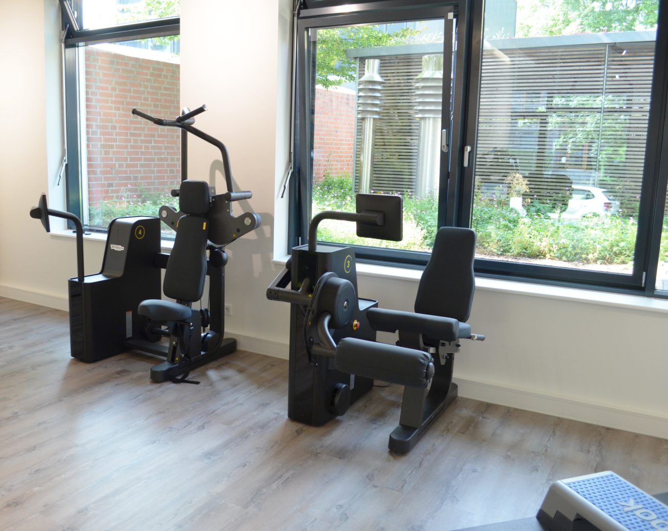 Moderne Fitnessgeräte in einem hellen Raum