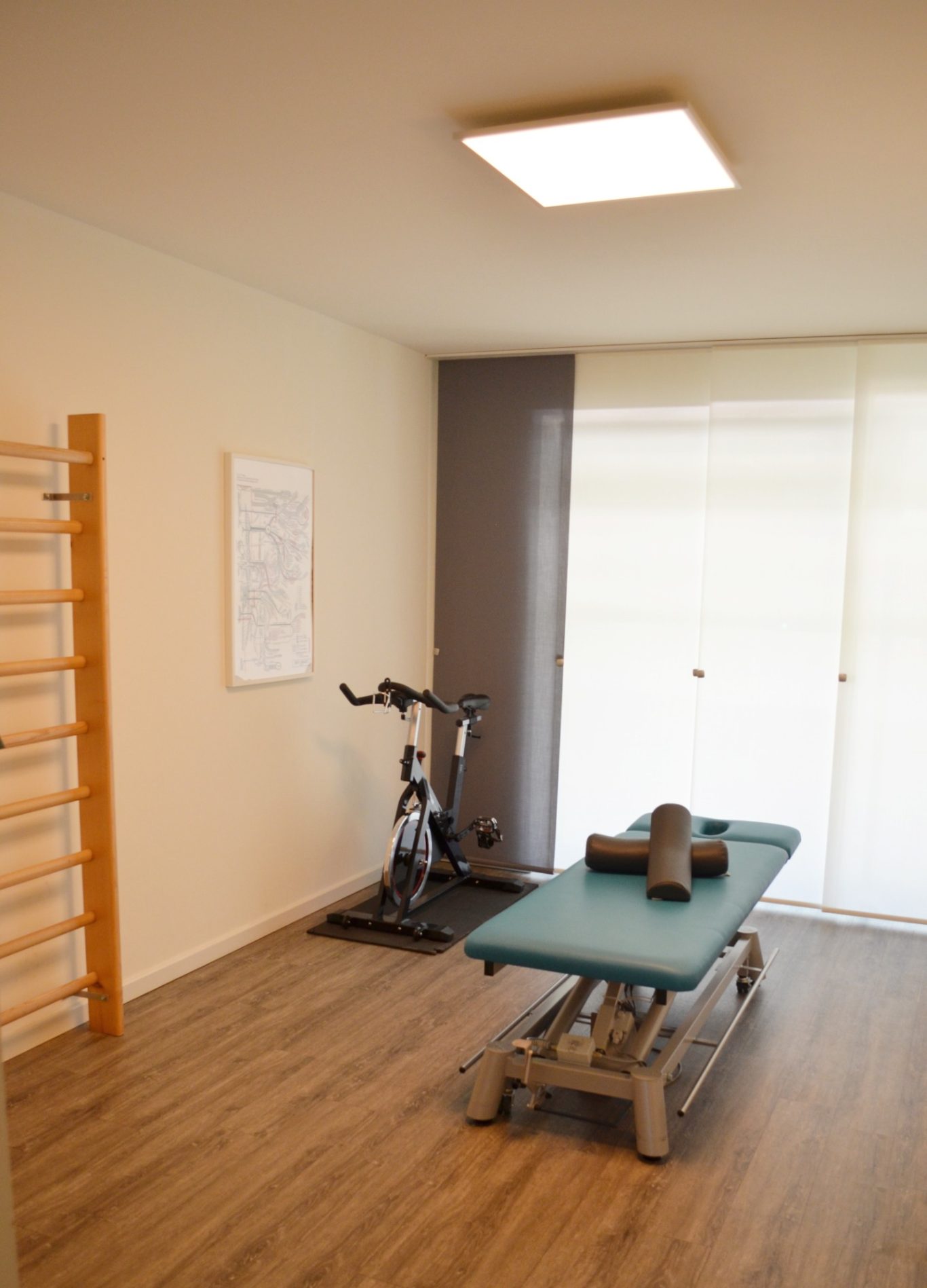 Behandlungsraum mit Trainingsgerät